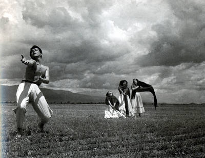 Imagen tomada por el escritor, incluida en el libro Tríptico para Juan Rulfo. Los personajes son bailarines de la compañía de danza de Magda Montoya, captados en 1953. Una impresión de esa fotografía, de 1960, en pequeño formato, tiene al reverso indicaciones a lápiz del autor para su publicación en Sucesos, una revista de la época. La obra, que será presentada este jueves en la Casa Universitaria del Libro, se divide en tres capítulos: Poesía, Fotografía y Crític